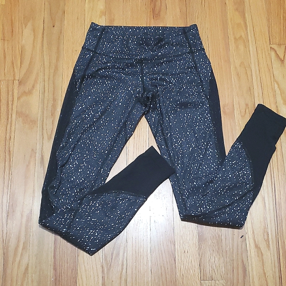 Lululemon pants/leggingd Size:4. Color:Black and White